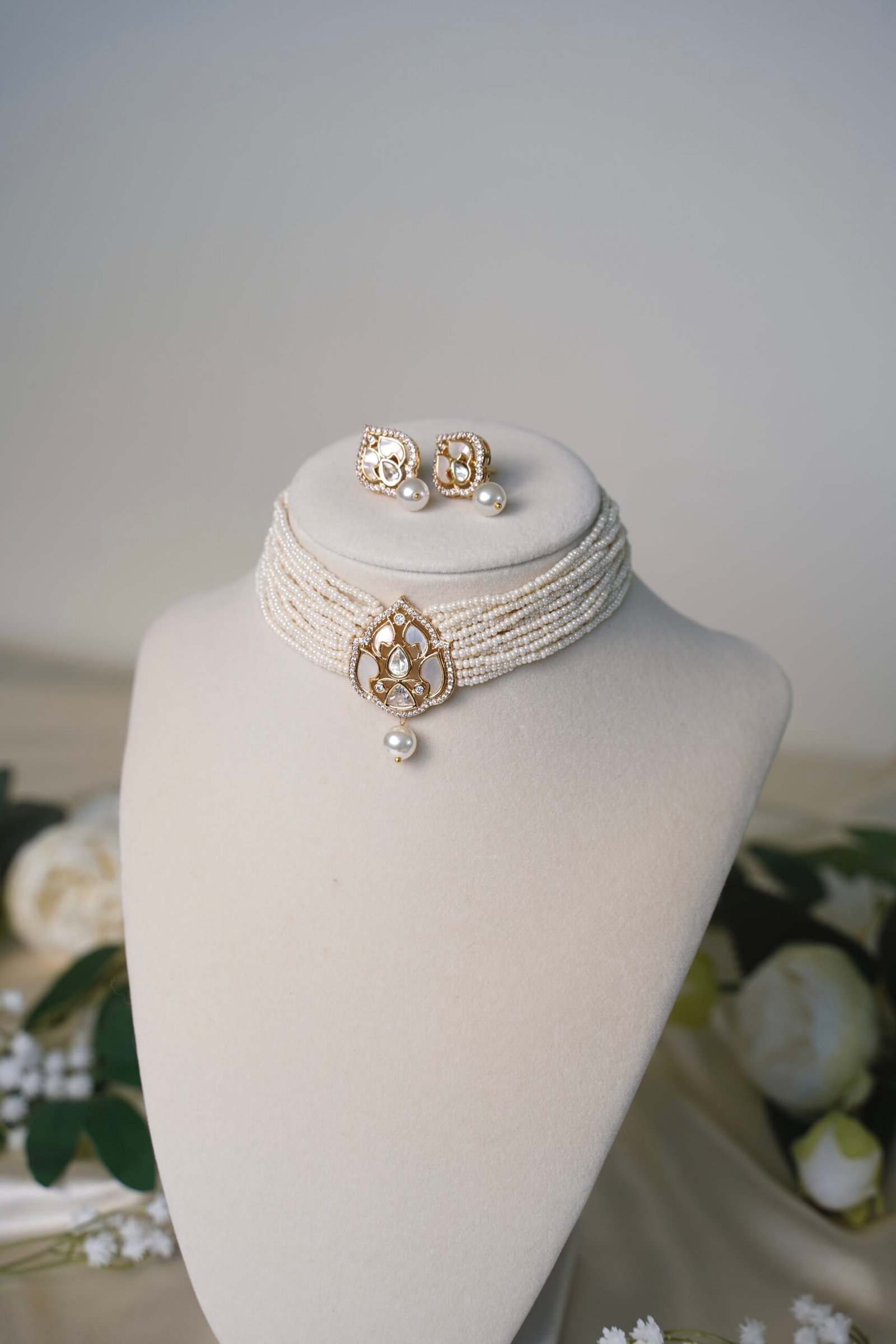 Ivory Beaded Choker with Stones and Pearl - Image 3