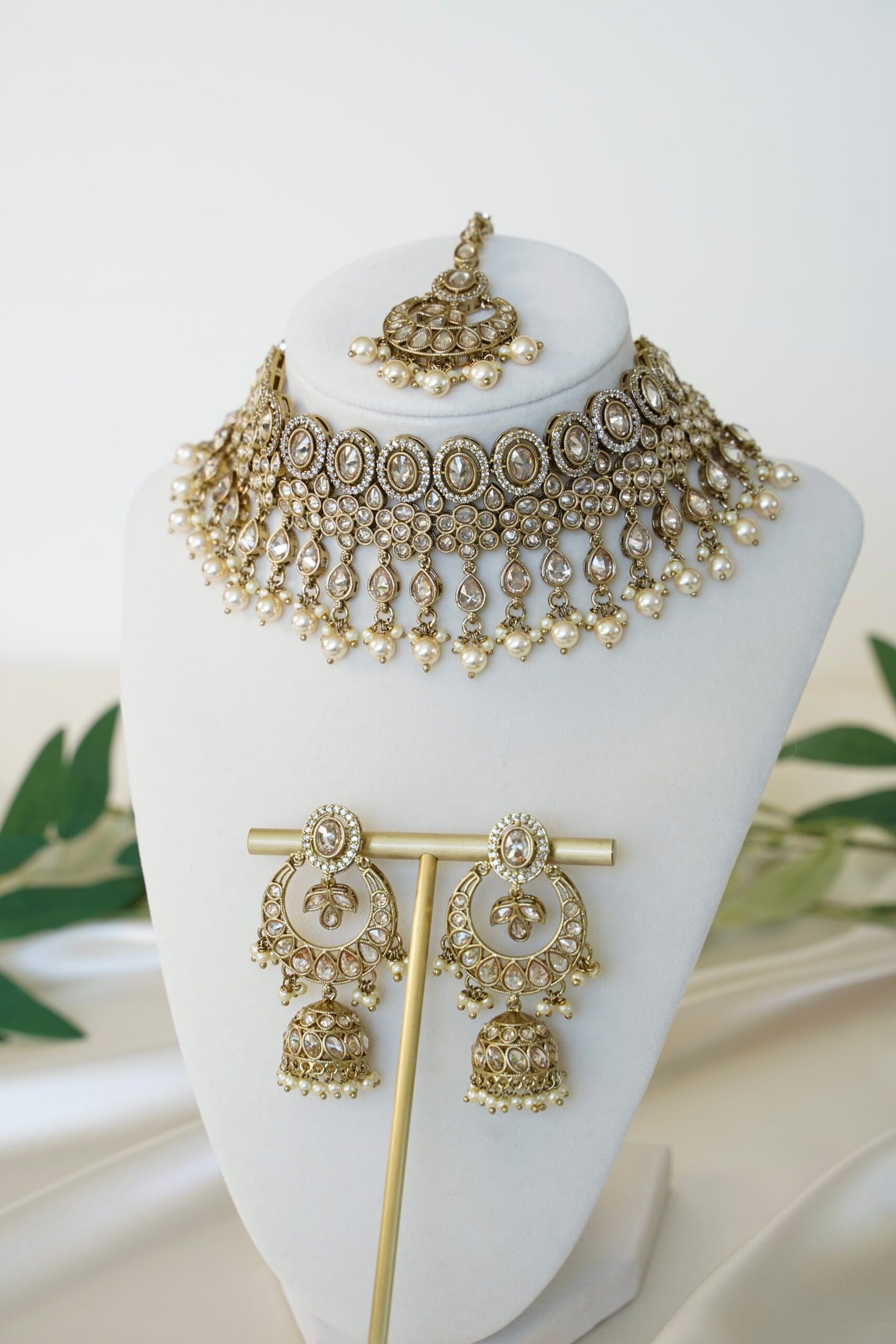Tvesa Necklace Set
