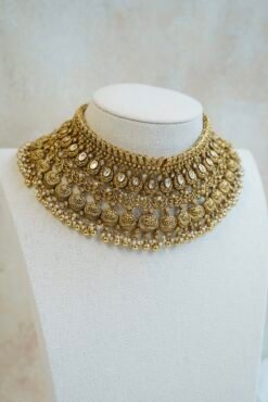 Traditional South Asian gold plated kundan necklace set with matching earrings and maang tikka for Indian, Pakistani, Punjabi, and South Indian brides.