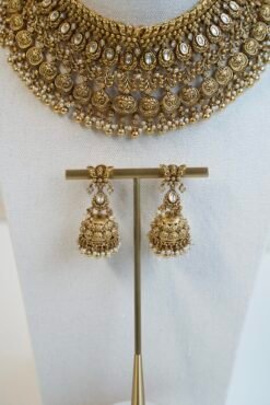 Traditional South Asian gold plated kundan necklace set with matching earrings and maang tikka for Indian, Pakistani, Punjabi, and South Indian brides.