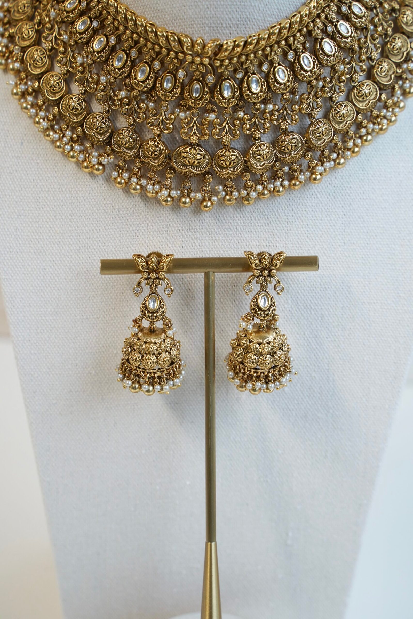 Traditional South Asian gold plated kundan necklace set with matching earrings and maang tikka for Indian, Pakistani, Punjabi, and South Indian brides.
