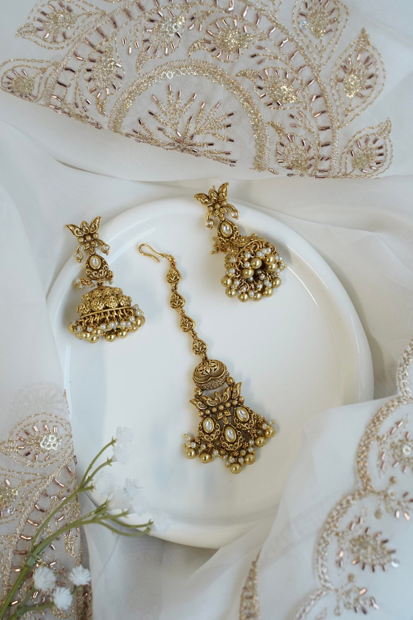 Traditional South Asian gold plated kundan necklace set with matching earrings and maang tikka for Indian, Pakistani, Punjabi, and South Indian brides.
