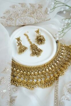 Traditional South Asian gold plated kundan necklace set with matching earrings and maang tikka for Indian, Pakistani, Punjabi, and South Indian brides.