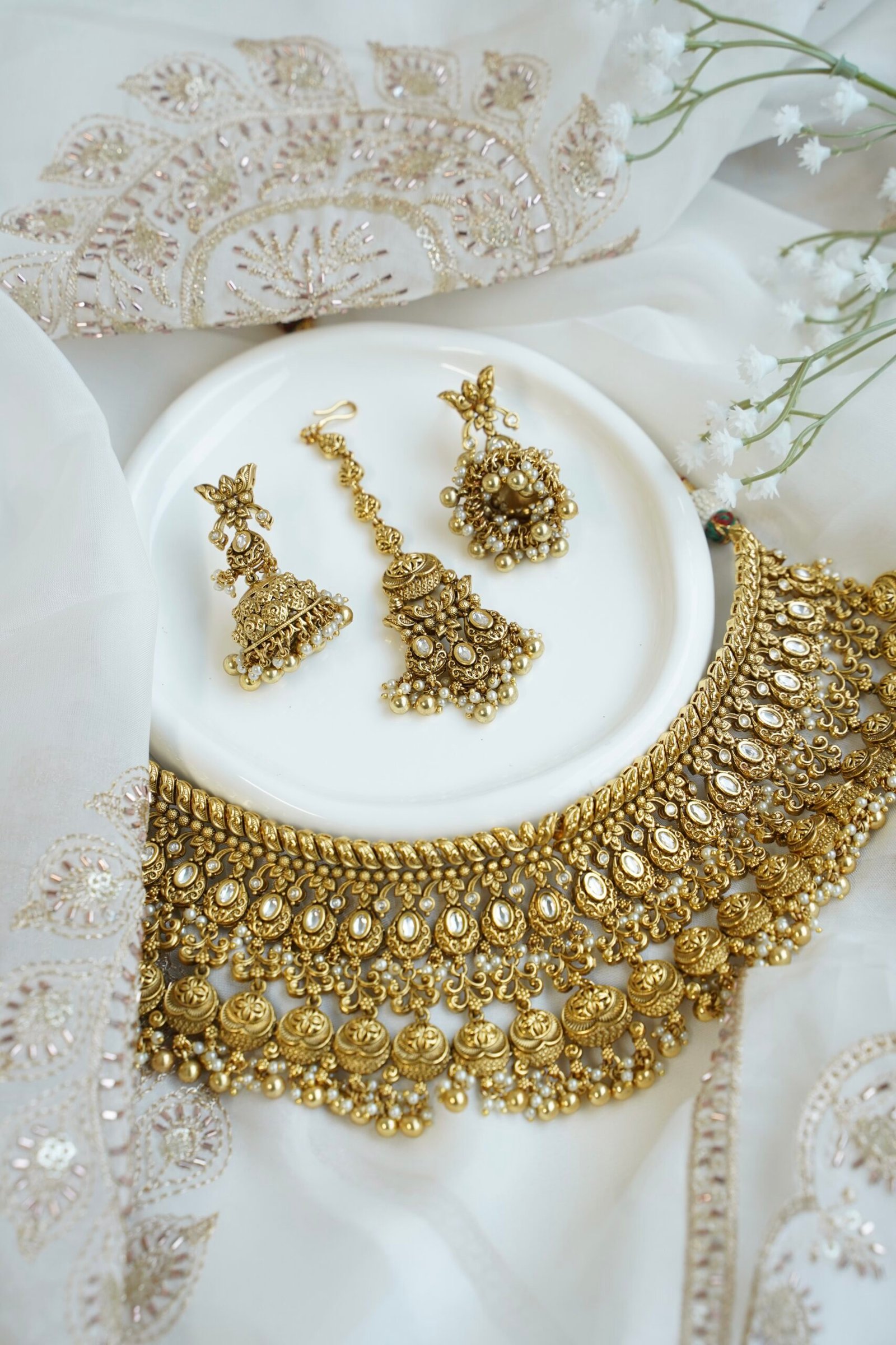 Traditional South Asian gold plated kundan necklace set with matching earrings and maang tikka for Indian, Pakistani, Punjabi, and South Indian brides.