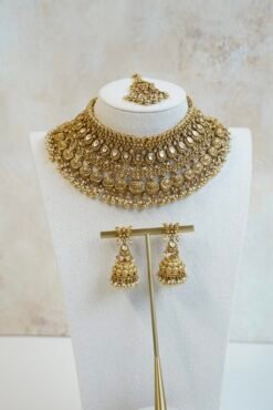 Traditional South Asian gold plated kundan necklace set with matching earrings and maang tikka for Indian, Pakistani, Punjabi, and South Indian brides.