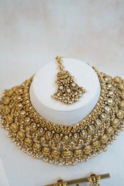 Traditional South Asian gold plated kundan necklace set with matching earrings and maang tikka for Indian, Pakistani, Punjabi, and South Indian brides.