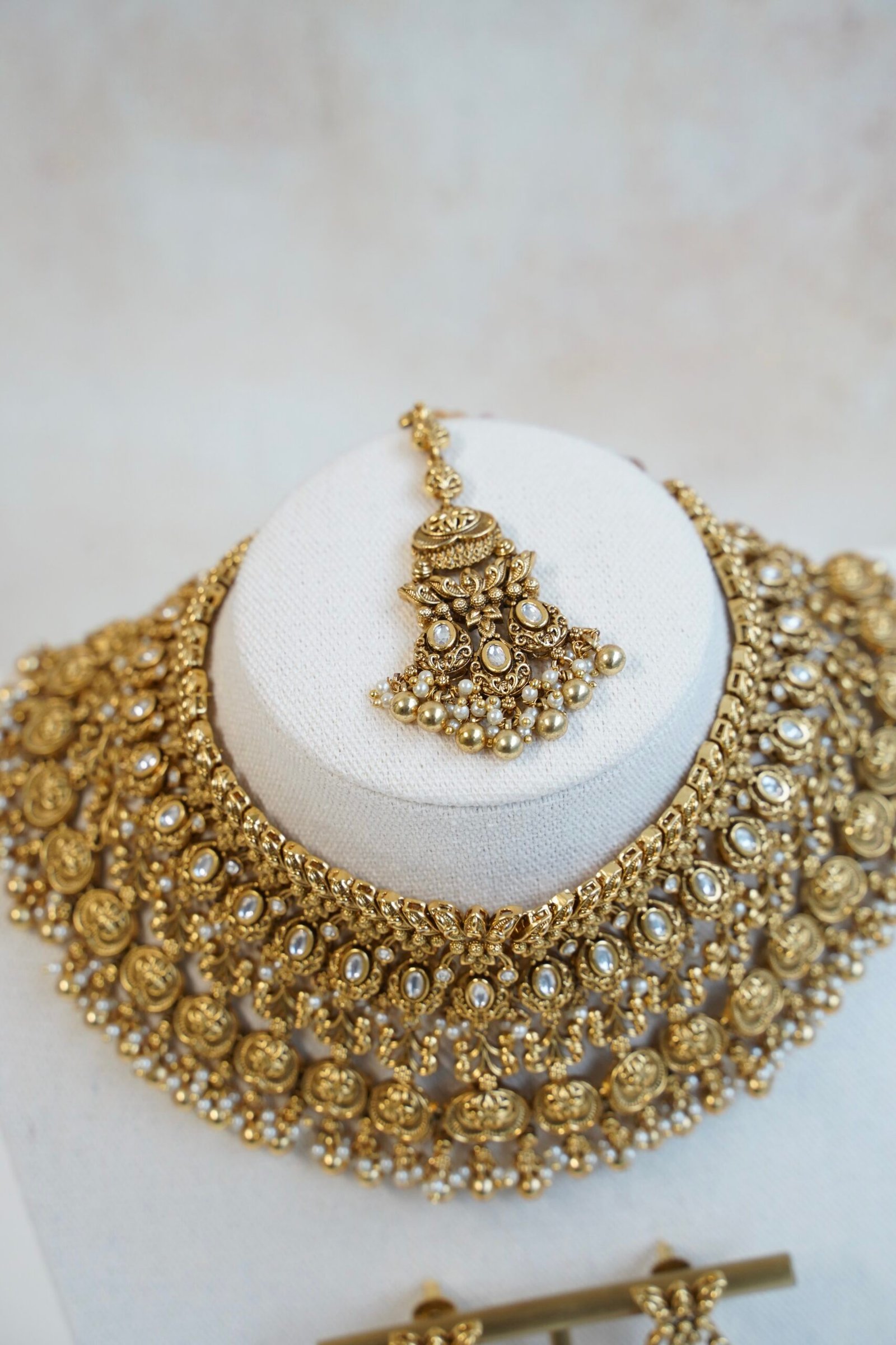Traditional South Asian gold plated kundan necklace set with matching earrings and maang tikka for Indian, Pakistani, Punjabi, and South Indian brides.